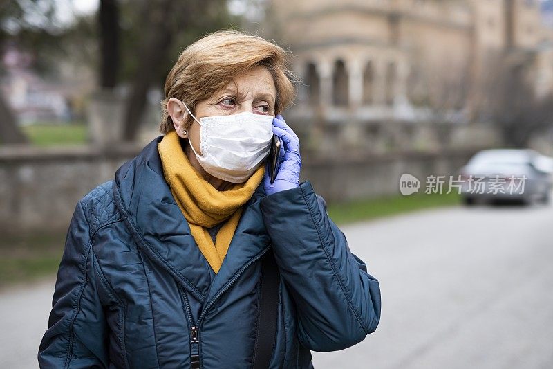 一名在covid -19大流行期间流落街头的老年妇女